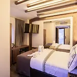 Di Poesia & Free Breakfast Hotel