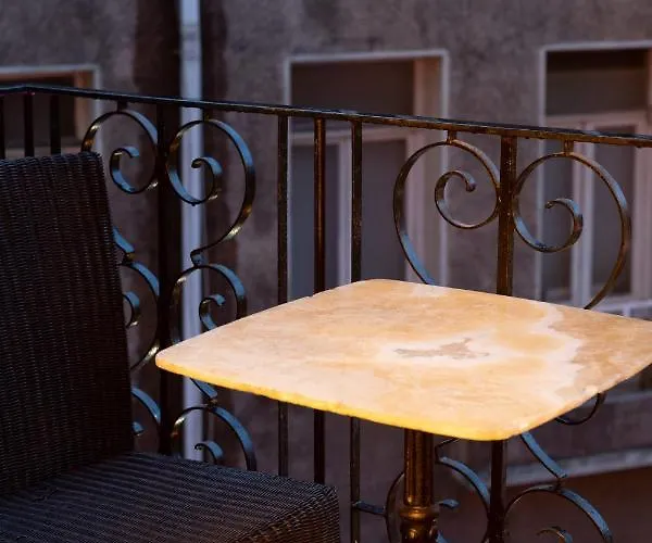 Di Poesia & Free Breakfast Stambuł