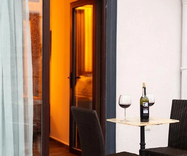 Di Poesia & Free Breakfast Hotel